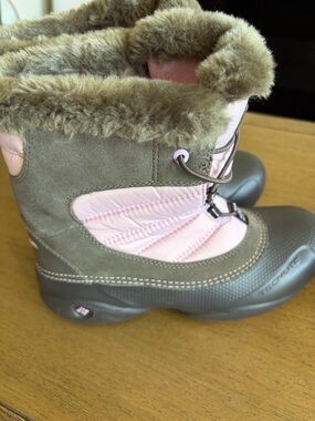 NWOT Columbia Pink and Olive Green Winter Boots with Faux Fur Trim size 6